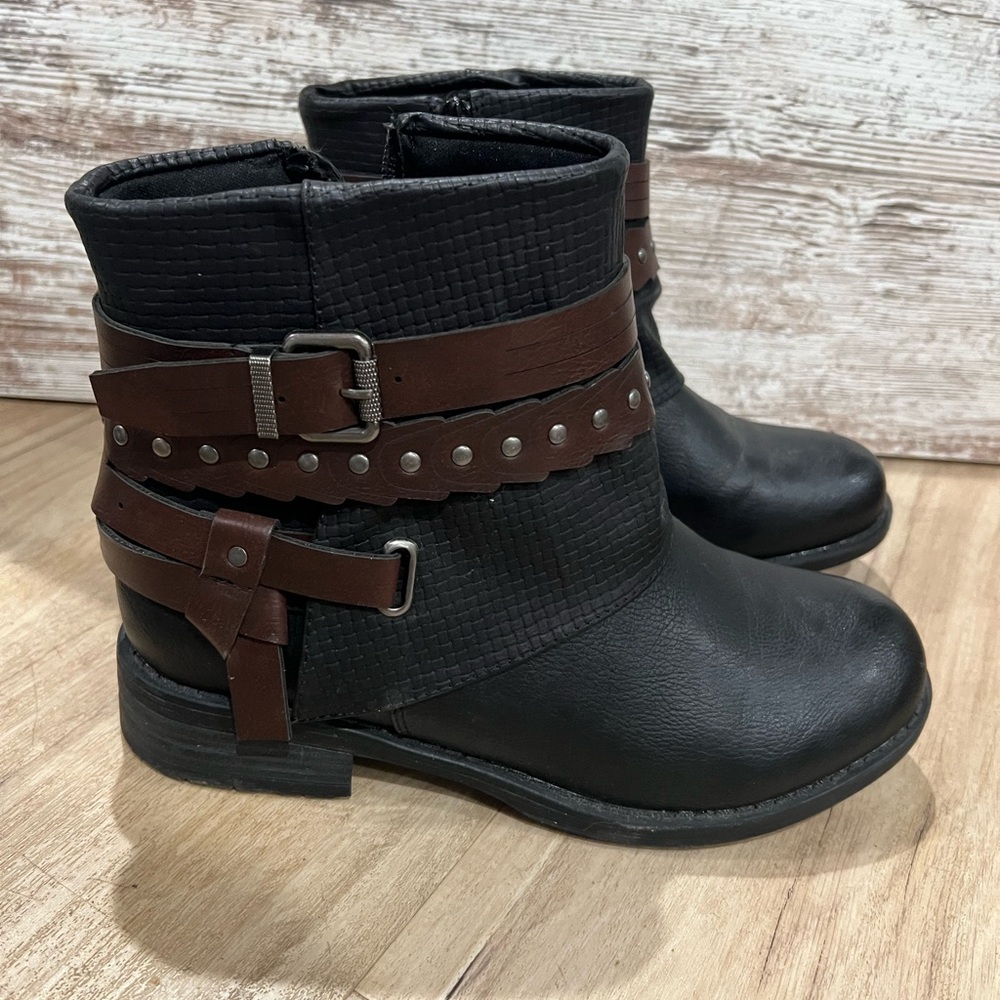 Global Win Black and Brown Buckle Ankle Boots